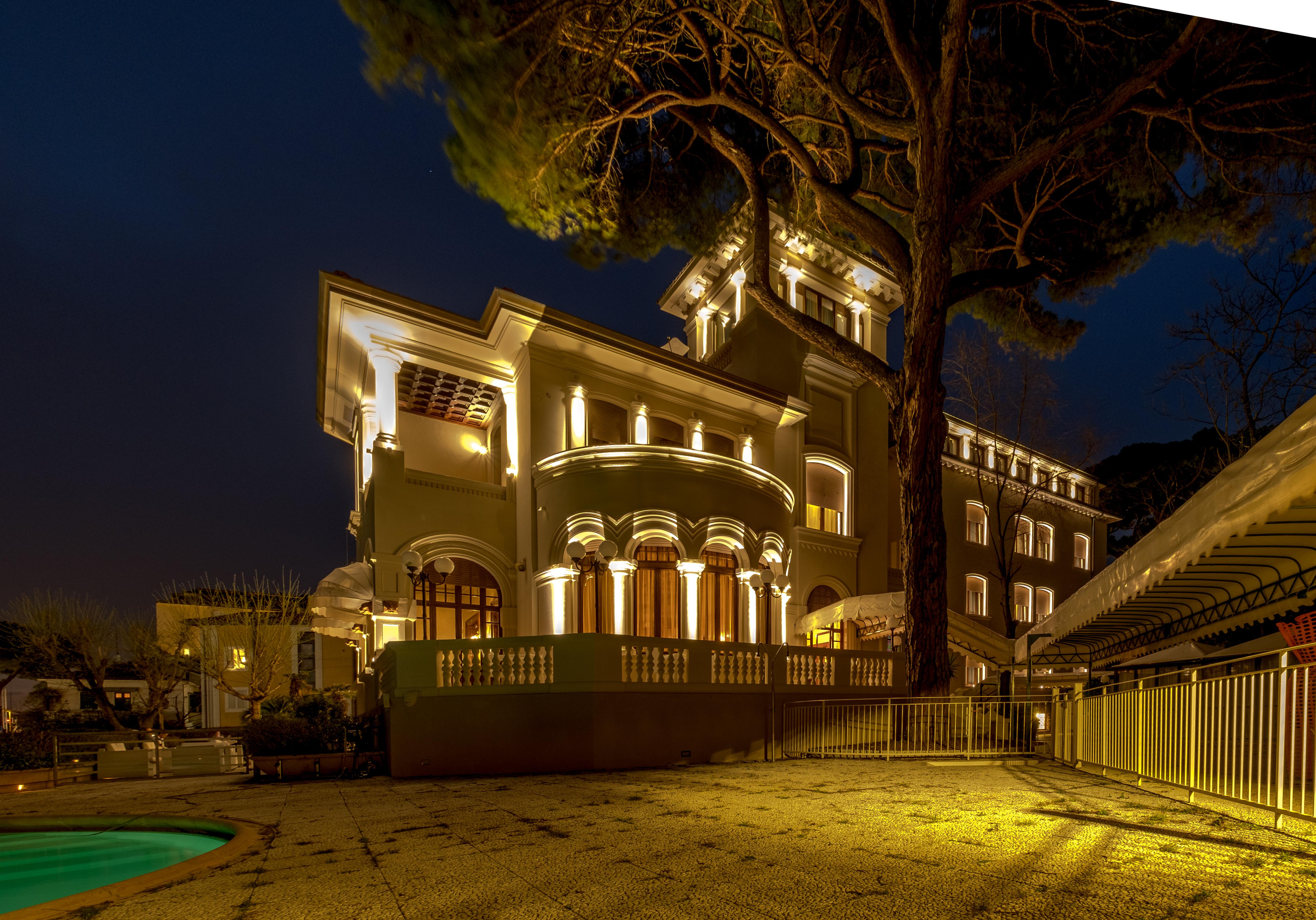 Hotel De La Ville Ричоне Екстериор снимка