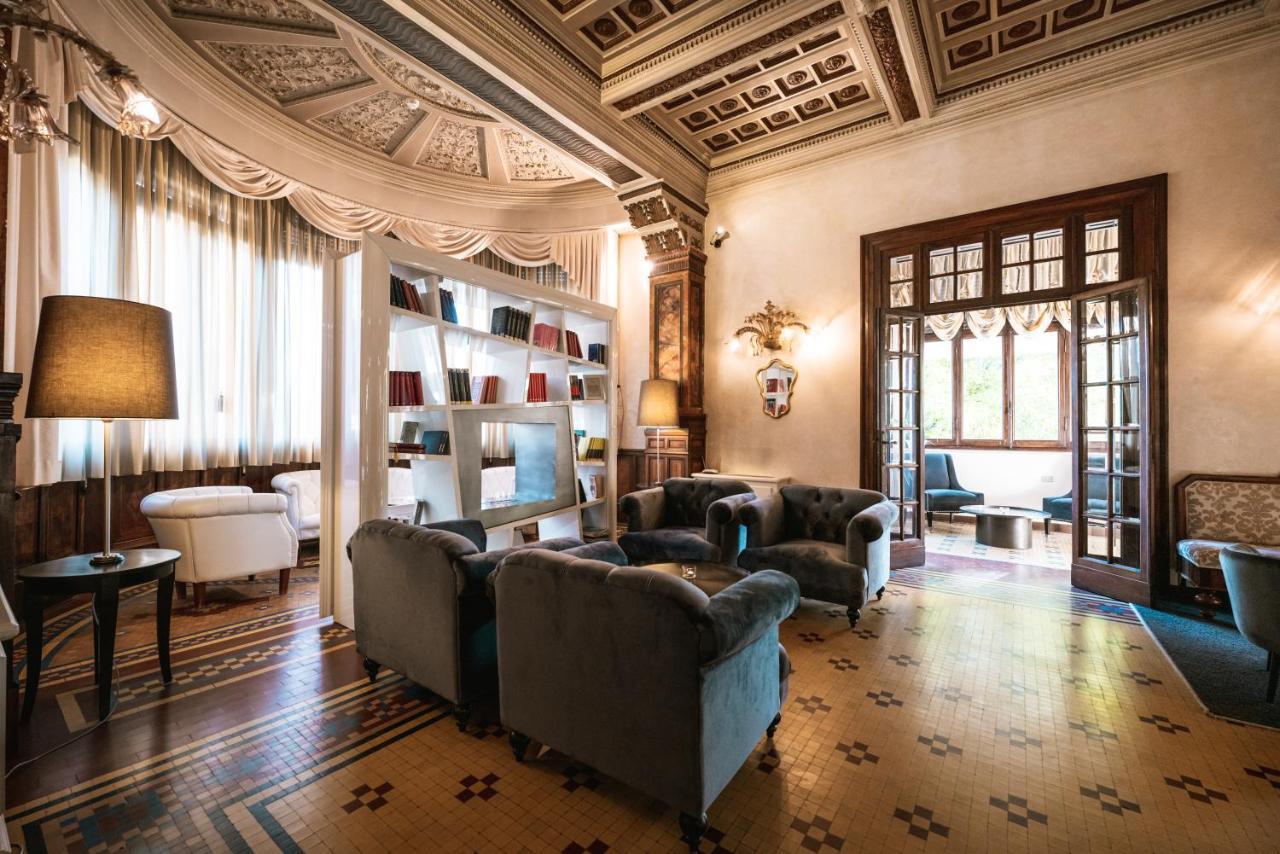 Hotel De La Ville Ричоне Екстериор снимка