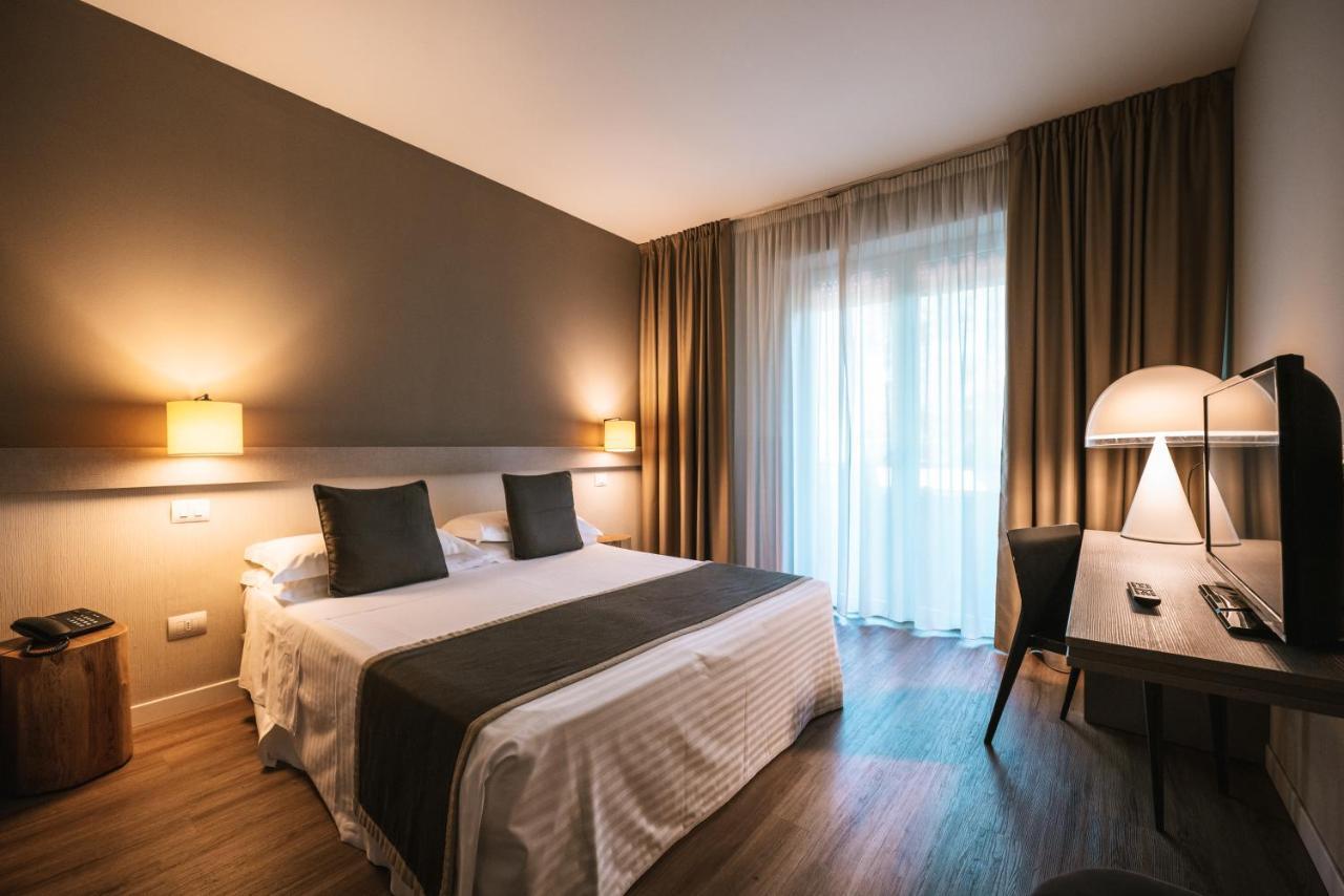 Hotel De La Ville Ричоне Екстериор снимка
