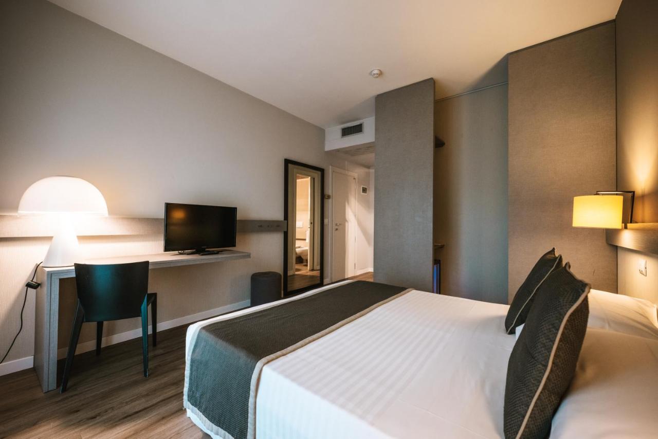 Hotel De La Ville Ричоне Екстериор снимка