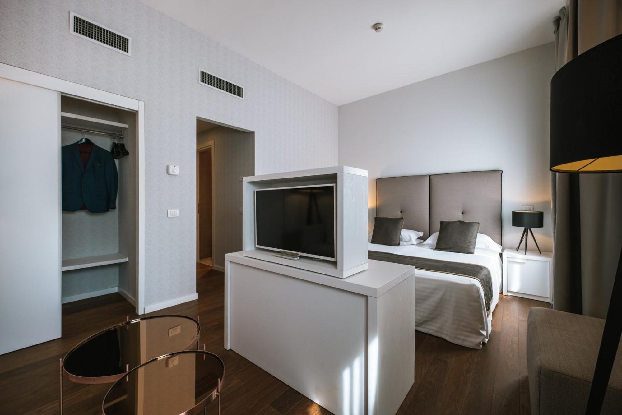Hotel De La Ville Ричоне Екстериор снимка
